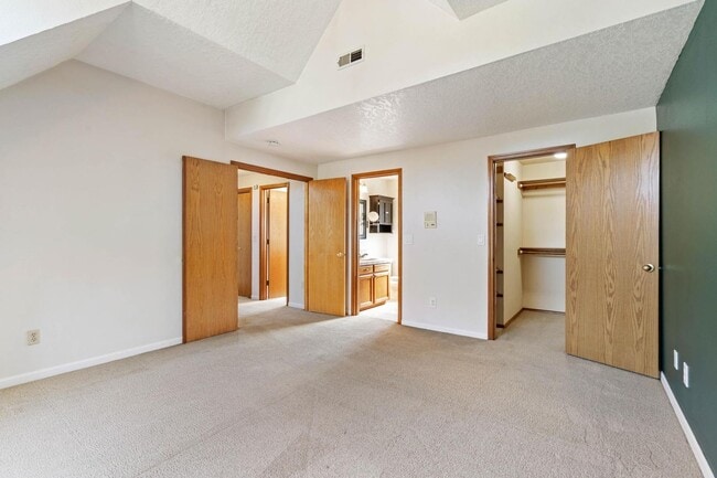 Building Photo - Comfortable 4-bdrm/2.5-bath home in Hillsb...