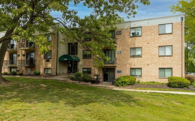 Building Photo - Remodeled Meadowood Condo Unit  3 beds 2 full baths (heat, water, sewer included great value)
