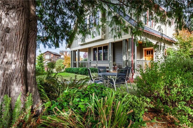 Building Photo - Meticulously designed Craftsman in North Beach with private beach access.