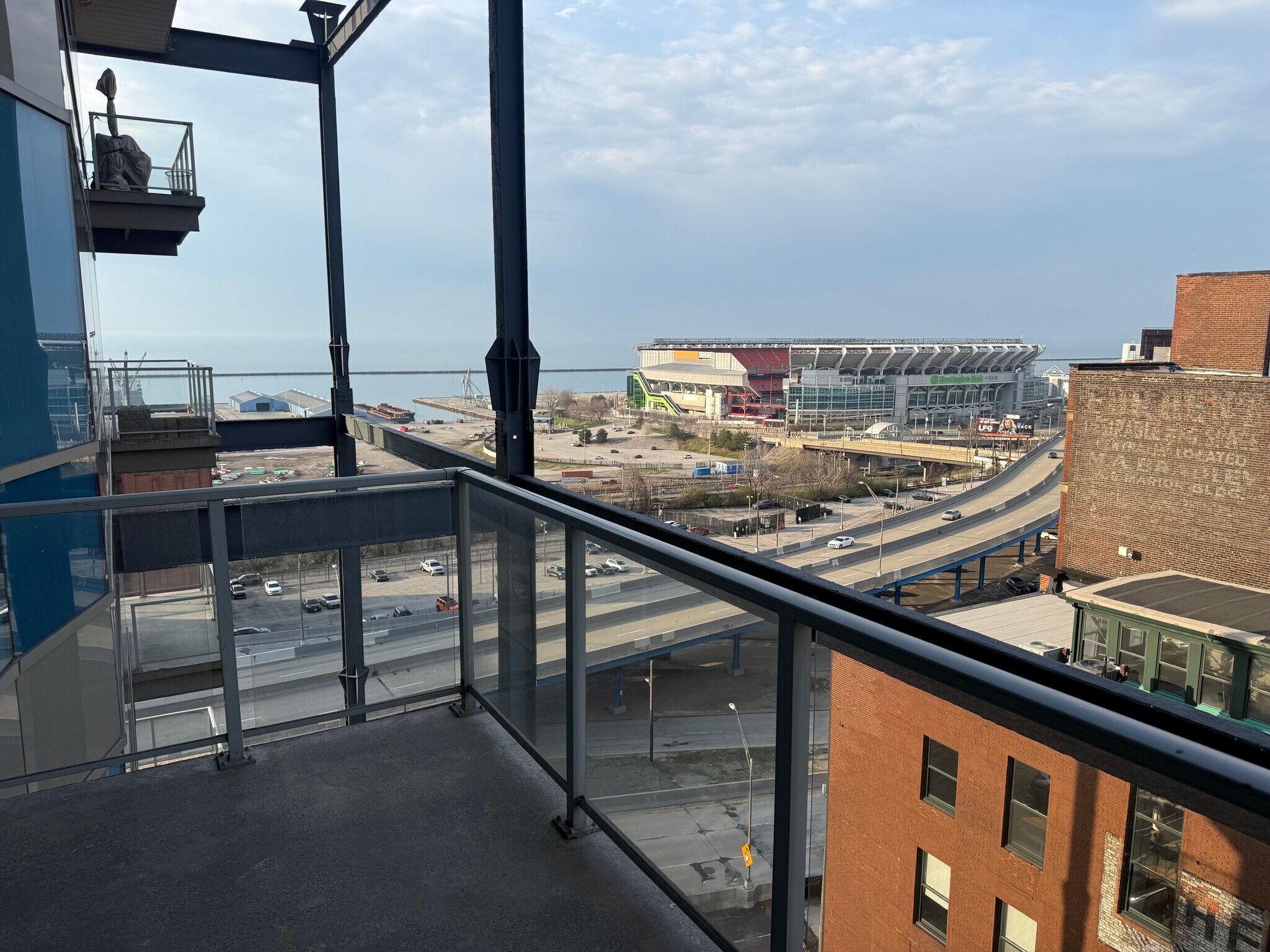 Building Photo - 701 W Lakeside Ave