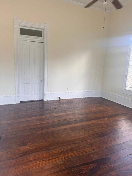 Living - 210 W Oak St