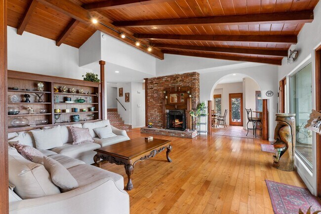 Building Photo - 701 N Granados Ave