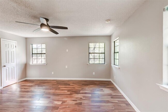 Building Photo - 10905 Wintergreen Hill