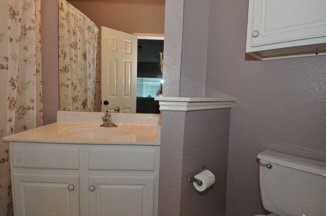 Building Photo - All appliances included! Gated lock and leave condo community in North Austin