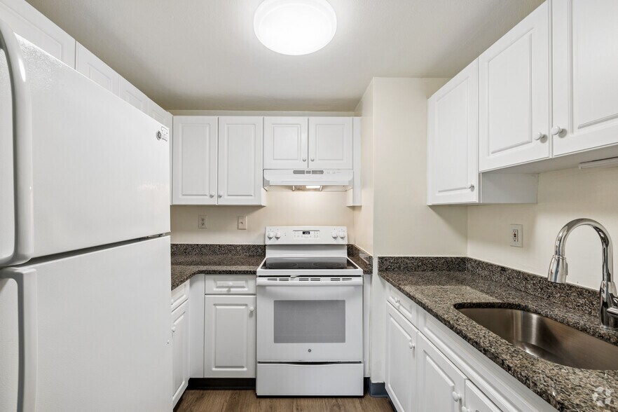 1BR,1BA - 589SF - Kitchen - Lakewood Apartments