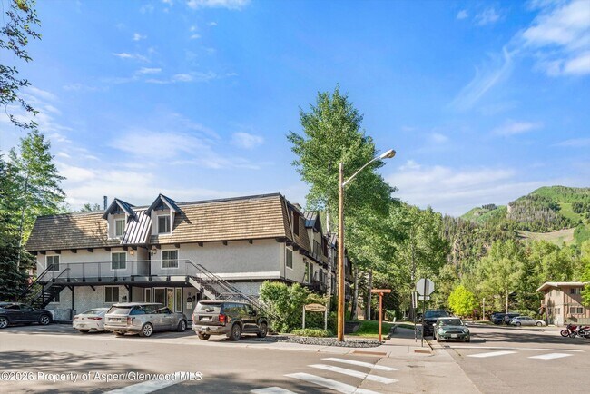 Building Photo - 901 E Hyman Ave