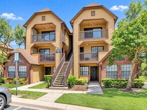 Building Photo - 305 Lakepointe Dr