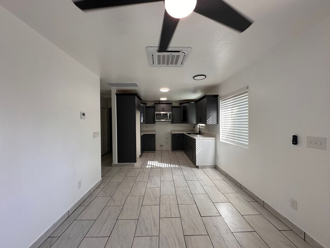 Building Photo - Beautiful 2 Bed 2 Bath duplex in Ontario