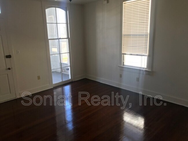 Building Photo - 112 N Bernadotte St