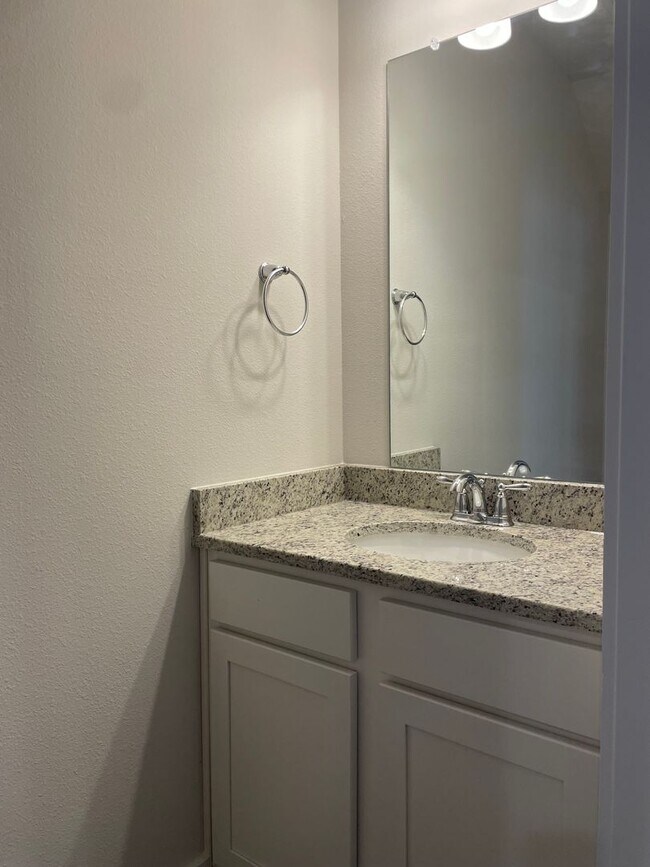 Building Photo - Splendid Townhouse, Community Pool & Dog Park!