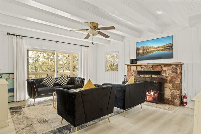Building Photo - Lake-View 4BR Cabin with Dual Decks in Faw...