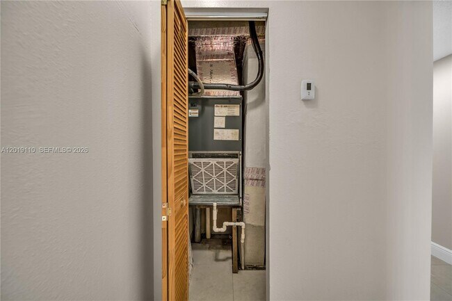 Building Photo - 671 W 80th St