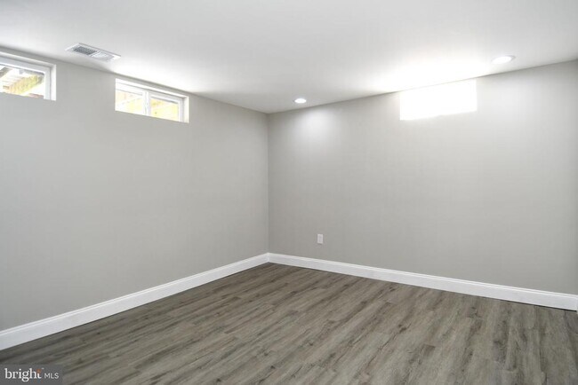 Building Photo - 2101 Norlinda Ave