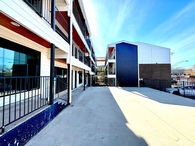 Building Photo - Remodeled Condo 2 Blocks to St. David's Me...