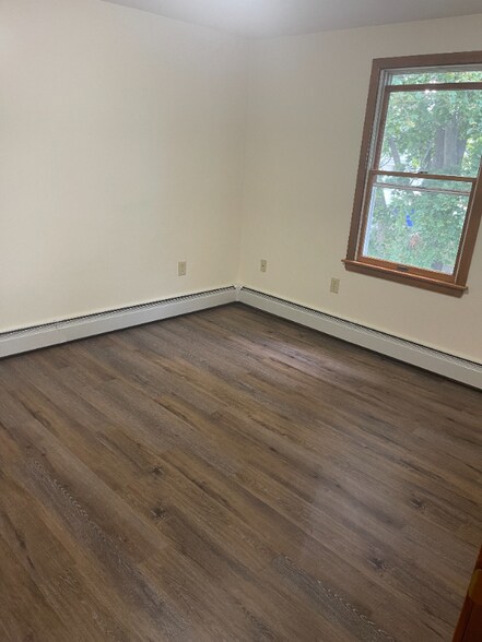 Building Photo - 33 Larch St
