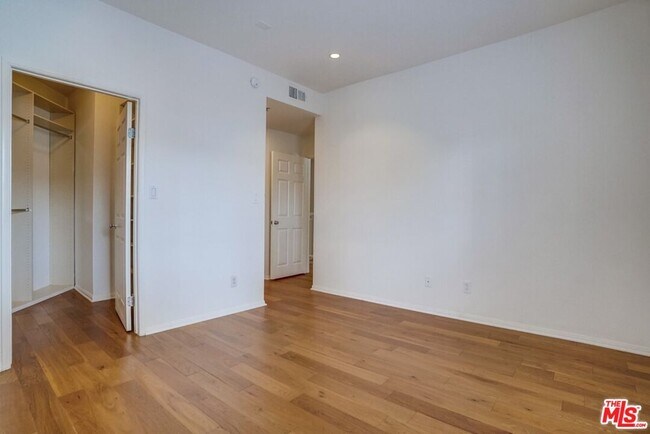 Building Photo - 852 N Poinsettia Pl