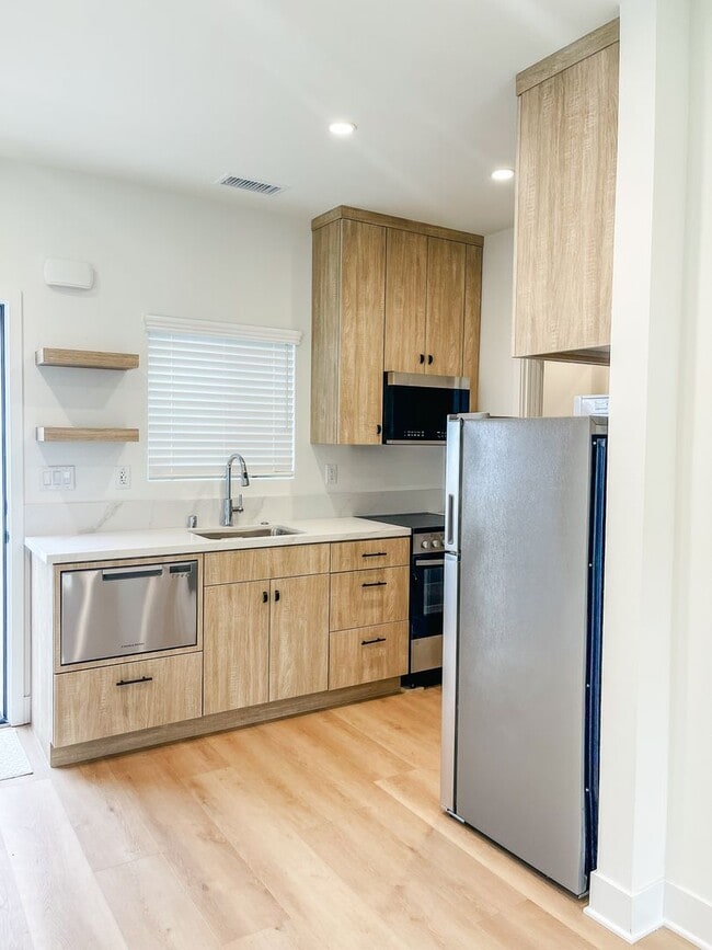 Building Photo - 204 18th St