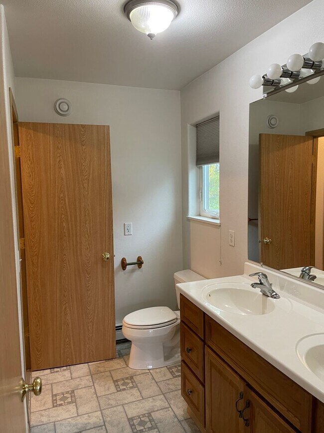 Building Photo - 4936 Princeton Dr