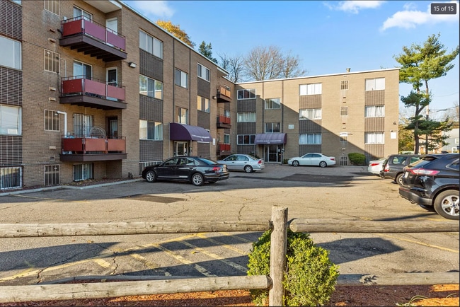 Building Photo - 120 Bradlee St