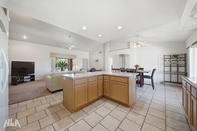 Building Photo - 10390 Fairway Dr