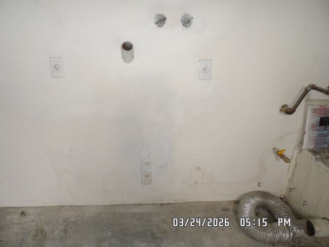 Building Photo - 3 Bedrooms, 2 Bathrooms, approx. 1112 sq. ft., 2 Car Garage, Solar Panels, Internet Included. Cos...