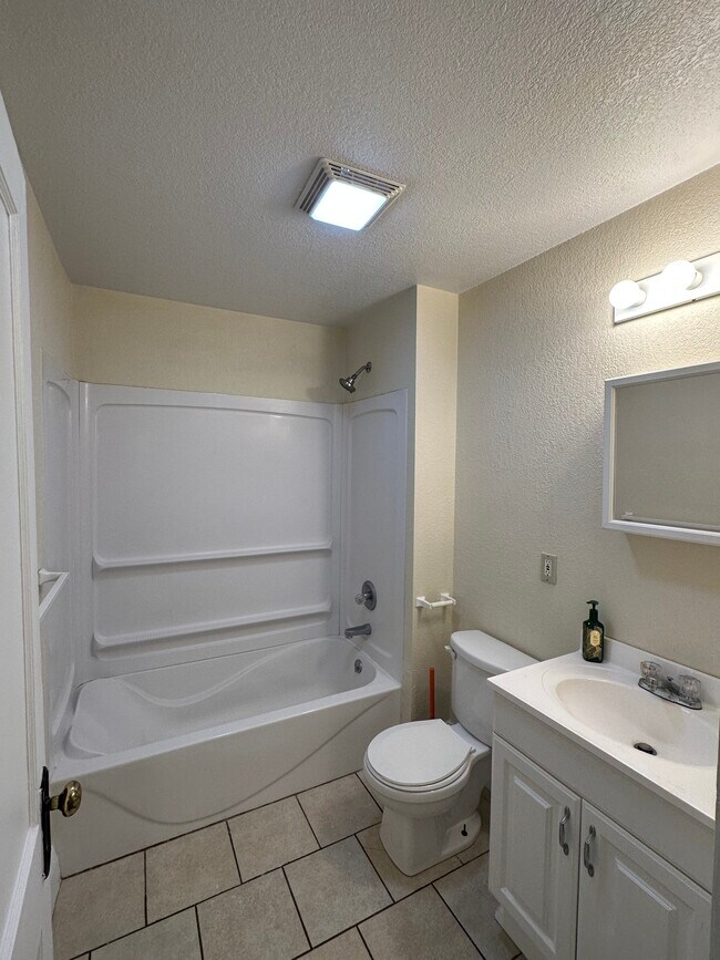 Building Photo - Two bedroom duplex West Toledo