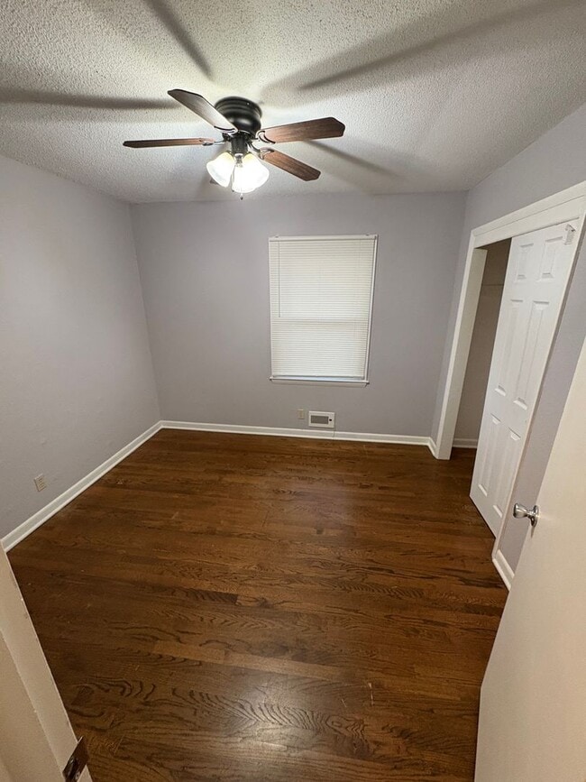 Building Photo - Do NOT Miss this Great Grandview Home!-3 Bed / 2 Bath Split-Entry on a Huge Corner Lot w/ Fenced ...