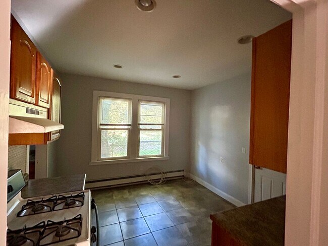 Building Photo - 1st Floor, 3 Bedroom Apartment