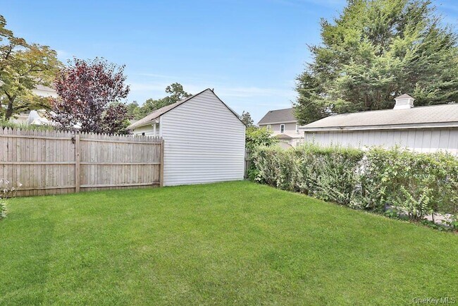 Building Photo - 747 Pelhamdale Ave