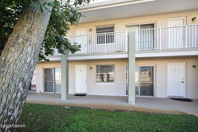 Building Photo - 2417 N Oleander Ave