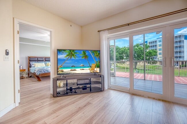 Building Photo - Updated 3 bedroom unit overlooking the Eas...