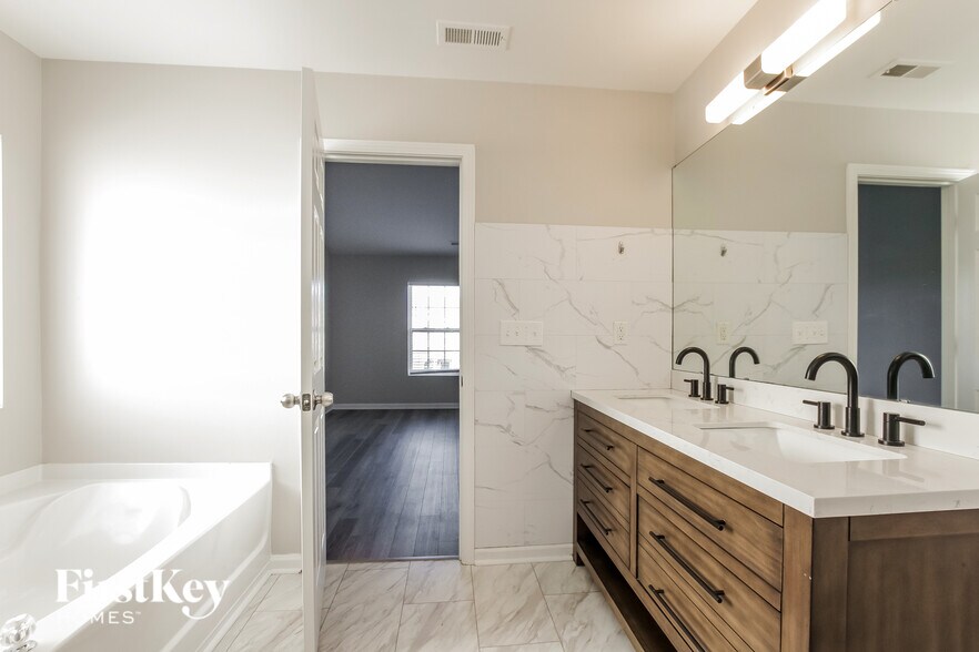 Building Photo - 7421 Lamplighter Close Dr