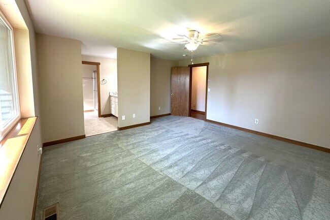 Building Photo - Beautiful Rambler in Gated Camaloch Golf c...