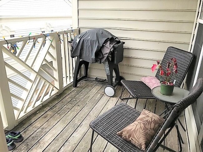 Building Photo - Beautiful Top Floor 2 Level 2 Bed 2.5 Bath...