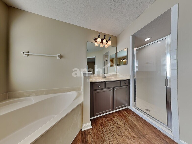 Building Photo - 1379 Samantha Cir E