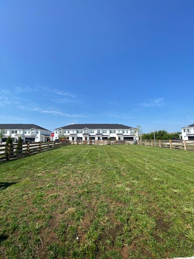 Building Photo - Like New Luxury Townhome! 3 BR, 2.5 BA, 1 Car Garage, Pool, Dog Park, and More!