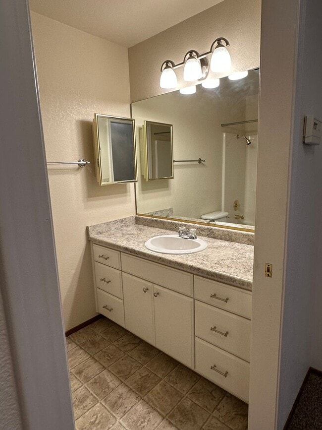 Building Photo - Beautiful 55+ home in Paris Park!