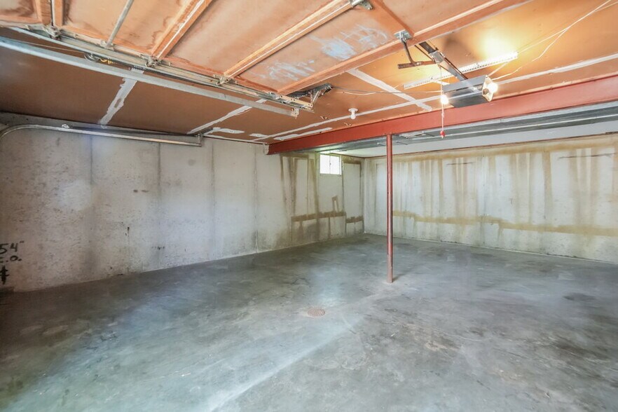 Building Photo - 4912 NW Pennington Ln