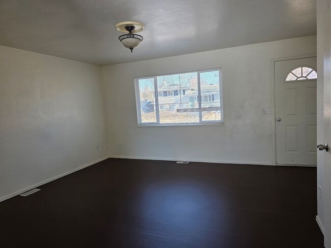 Building Photo - Large 4 Bed Home Available