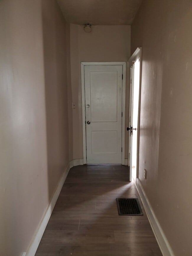 Building Photo - Charming 1-Bedroom Apartment in the Heart ...