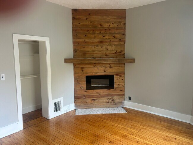 Building Photo - Large first floor two bedroom with bonus r...