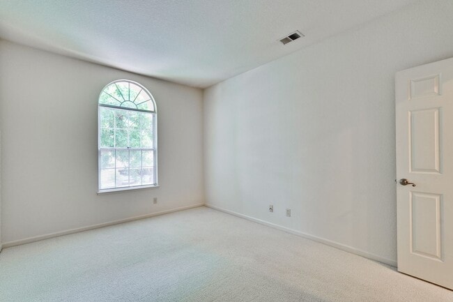 Building Photo - Lovely and spacious 3BR 2.5BA townhouse in...