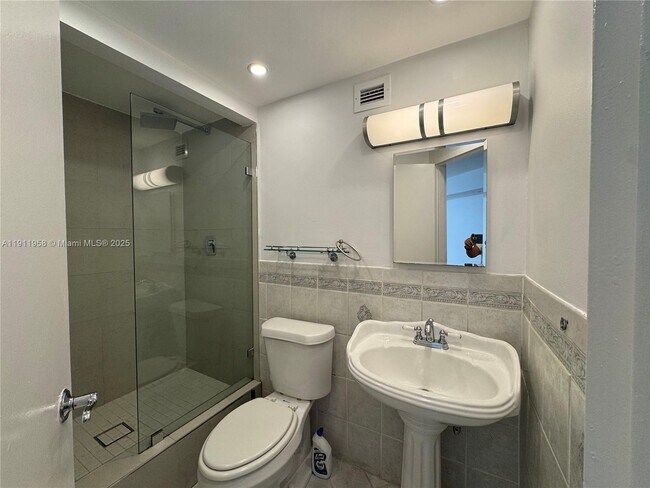 Building Photo - 999 Brickell Bay Dr