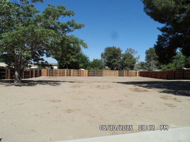 Building Photo - 3 Bedrooms, 2 Bathrooms, 3 Car Garage, Fir...