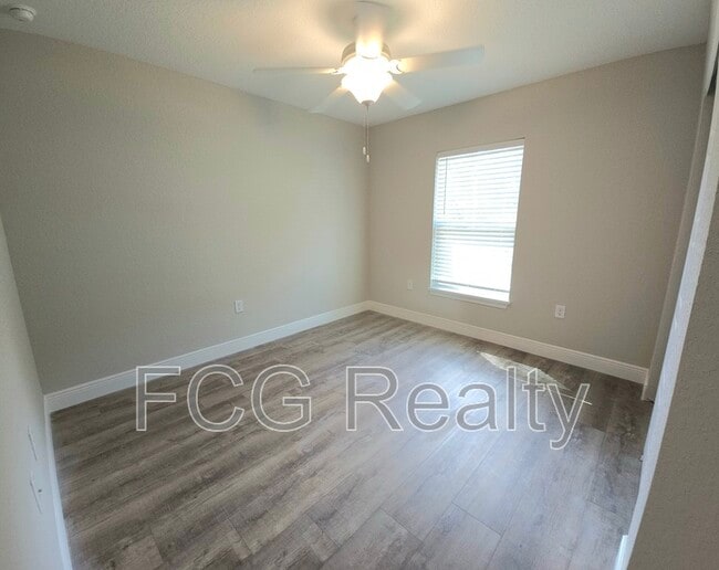 Building Photo - 9115 N Sandree Dr