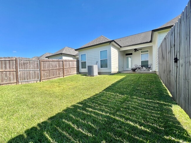 Building Photo - Spacious Two Bedroom Townhouse off Jeffers...