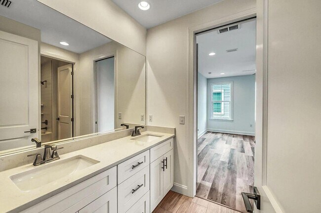 Building Photo - 22 Roundwood Dr