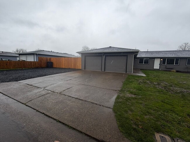 Building Photo - Large Updated 2 Bedroom with New Appliances!