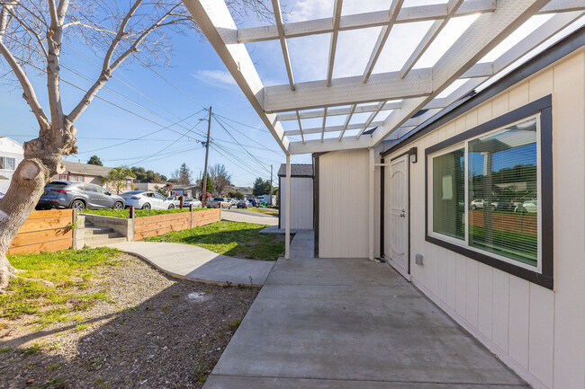 Building Photo - 1671 Mono Ave