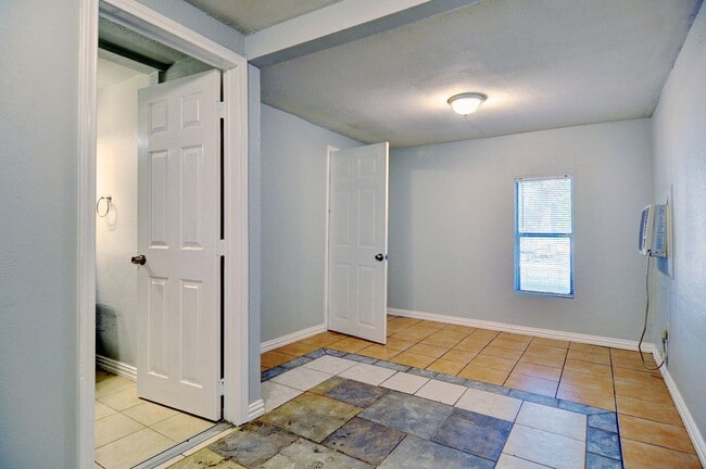Building Photo - 2219 Refugio Ave